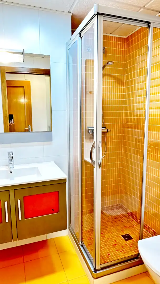 Baño de Apartamento de alquiler en Gandia con Aire acondicionado, Calefacción y Terraza