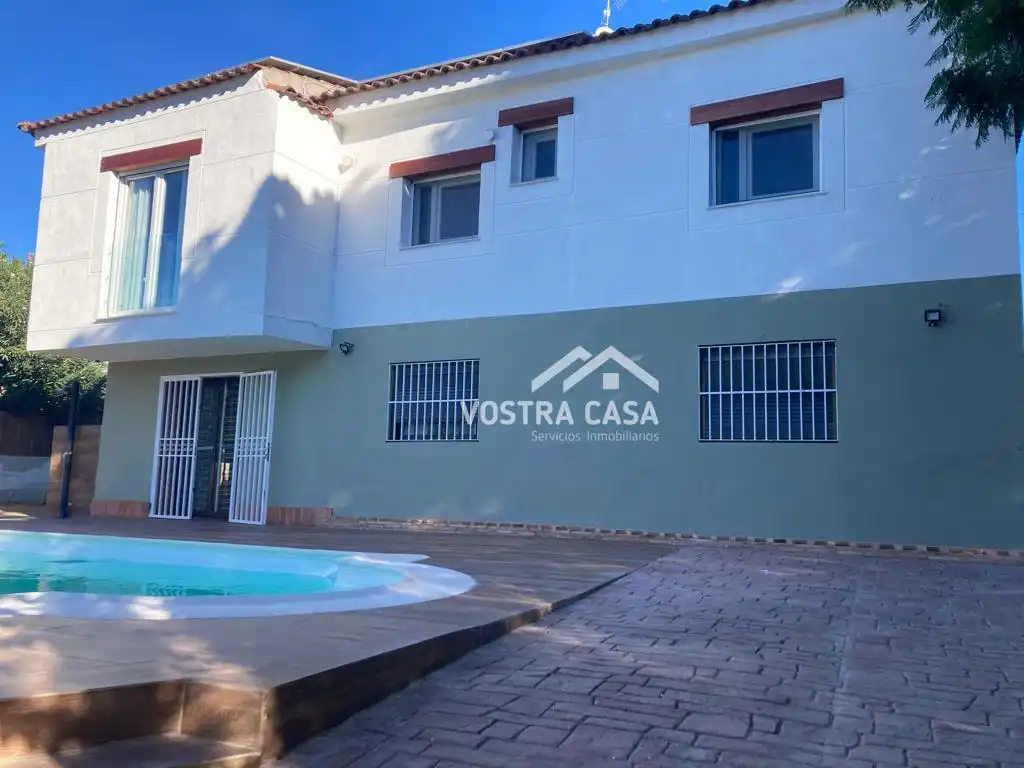 Vista exterior de Casa o xalet de lloguer en Torrent amb Jardí privat i Piscina