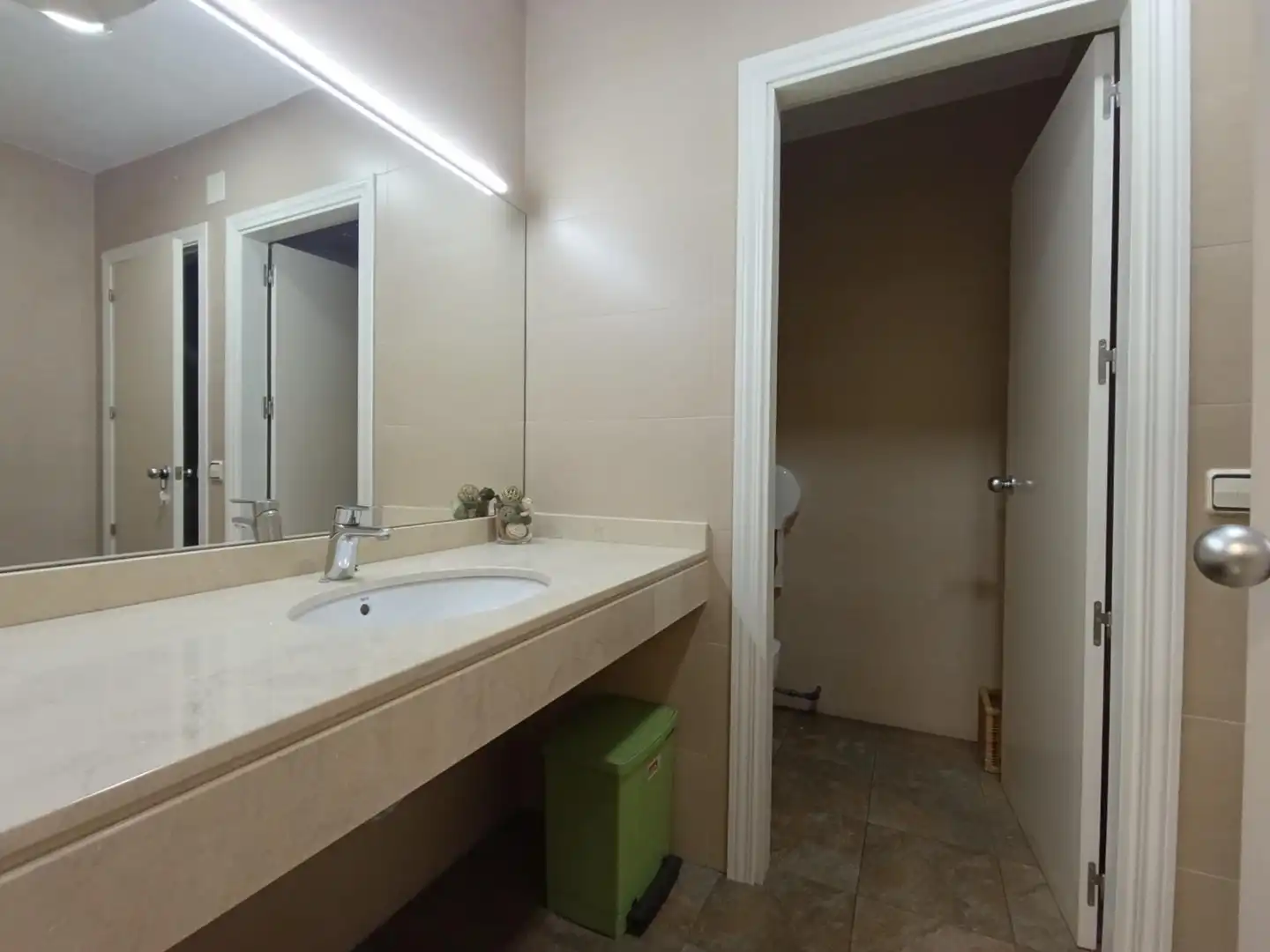 Baño de Nave industrial en venta en Madrid