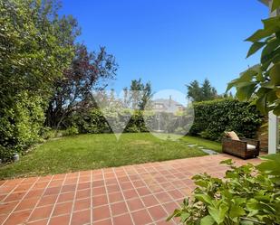 Jardí de Casa adosada en venda en Majadahonda amb Aire condicionat, Terrassa i Piscina