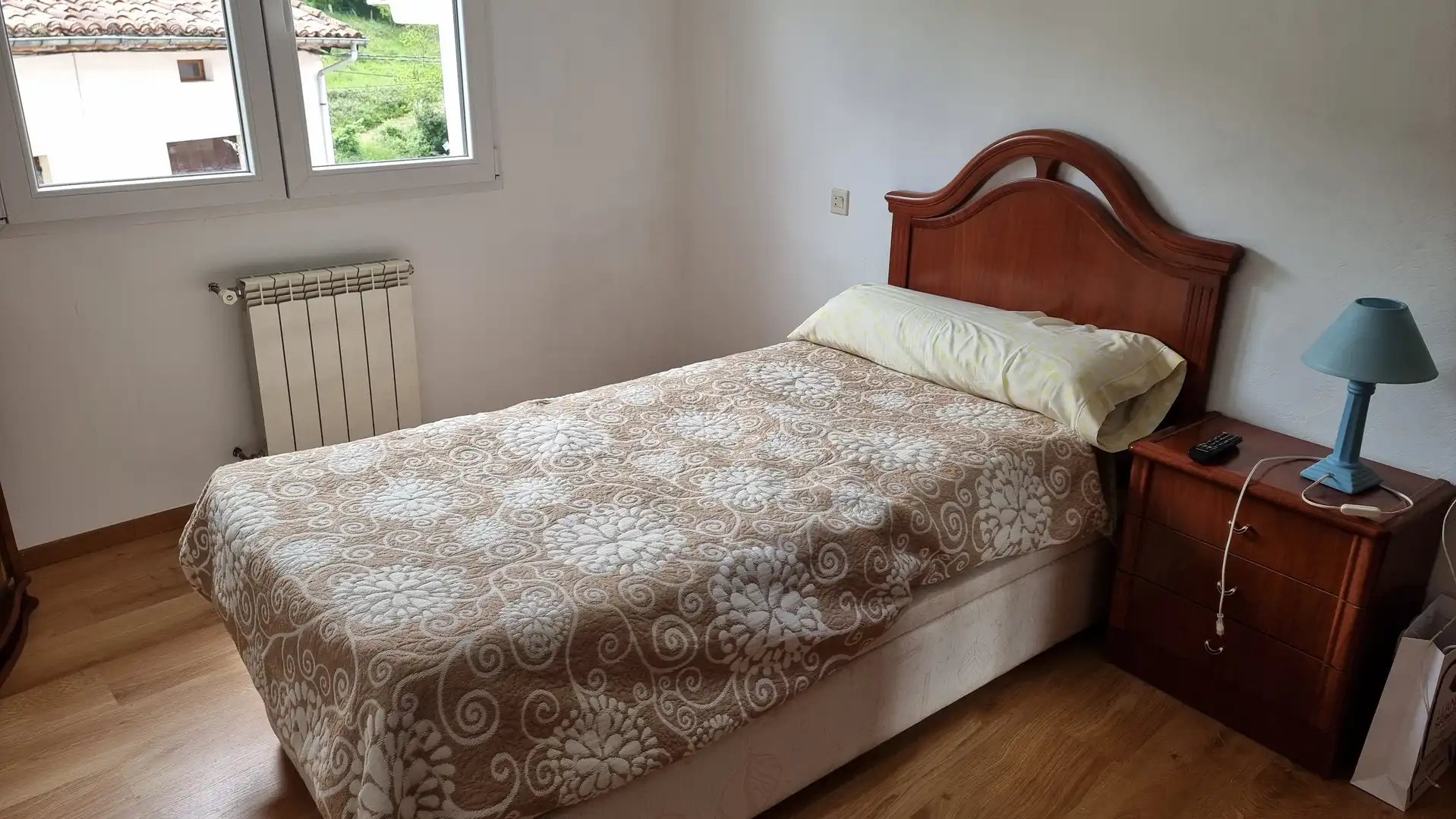 Dormitori de Casa adosada en venda en Cabrales amb Calefacció i Moblat