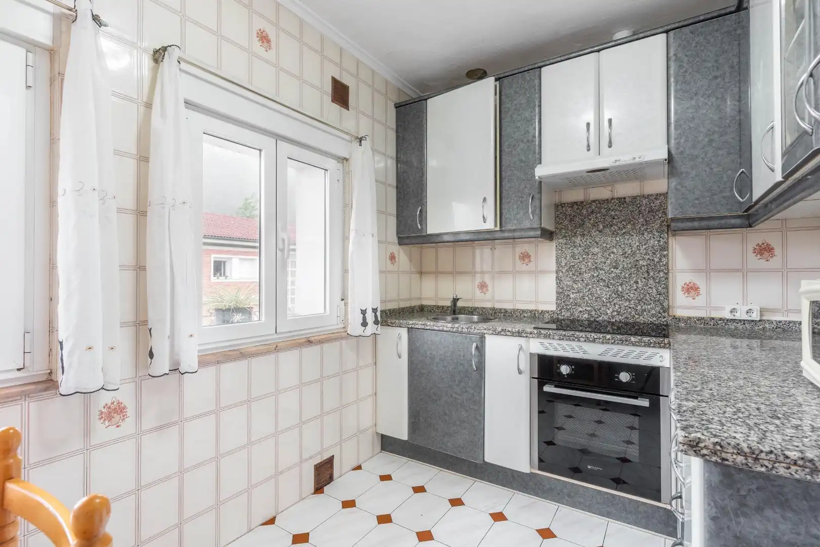 Cuina de Pis en venda en Oviedo  amb Calefacció, Terrassa i Moblat