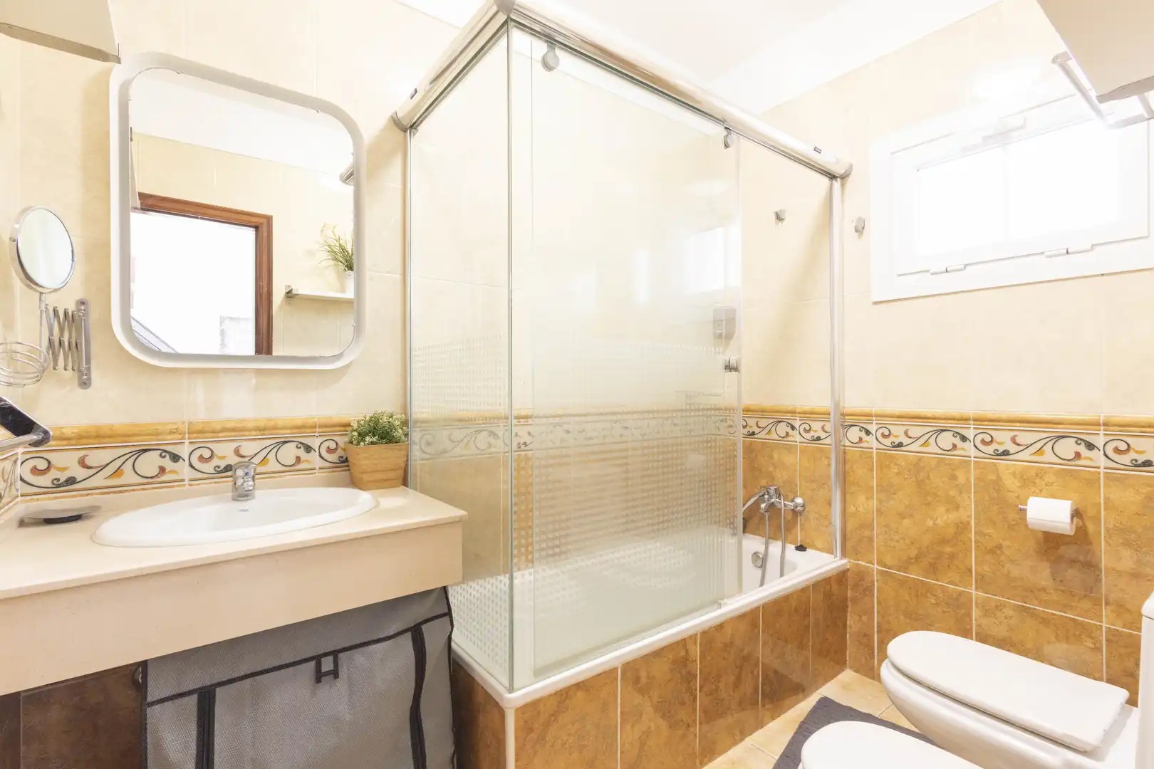 Badezimmer von Einfamilien-Reihenhaus zum Verkauf in Puerto de la Cruz mit Klimaanlage, Heizung und Privatgarten