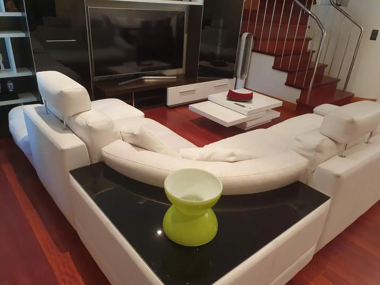 Sala d'estar de Casa adosada en venda en Vigo  amb Calefacció, Jardí privat i Moblat