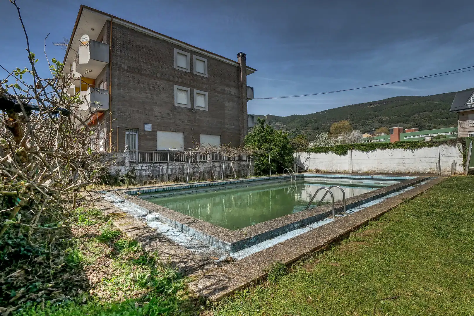 Piscina de Edifici en venda en Quiroga amb Piscina comunitària