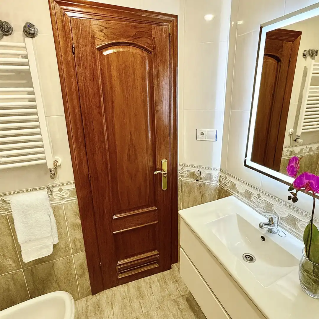 Baño de Piso en venta en Oviedo  con Calefacción, Jardín privado y Parquet