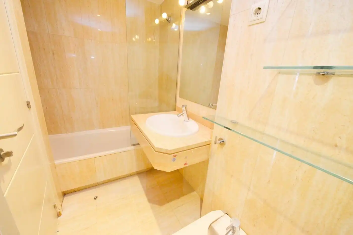 Baño de Piso de alquiler en Madrid con Aire acondicionado, Calefacción y Trastero