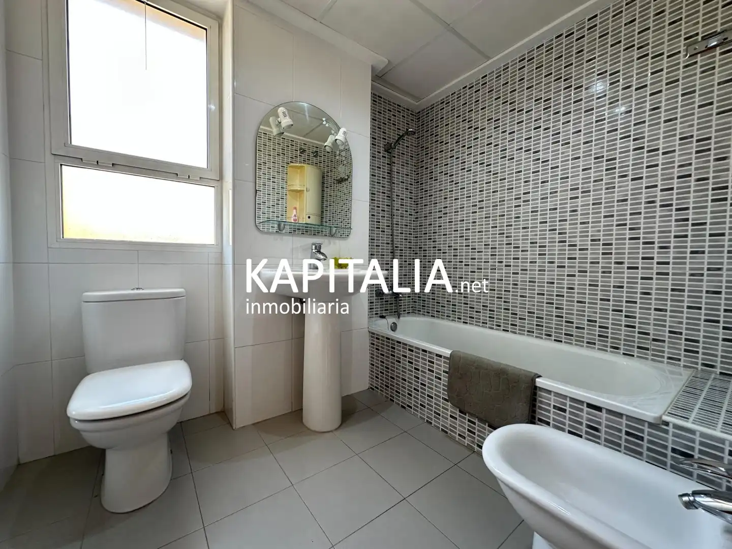 Bany de Casa o xalet en venda en Novelé  / Novetlè amb Aire condicionat, Jardí privat i Traster