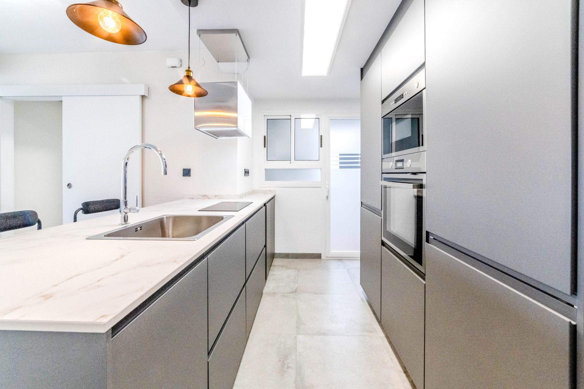 Kitchen of Flat for sale in Vilanova i la Geltrú  with Air Conditioner, Heating and Oven