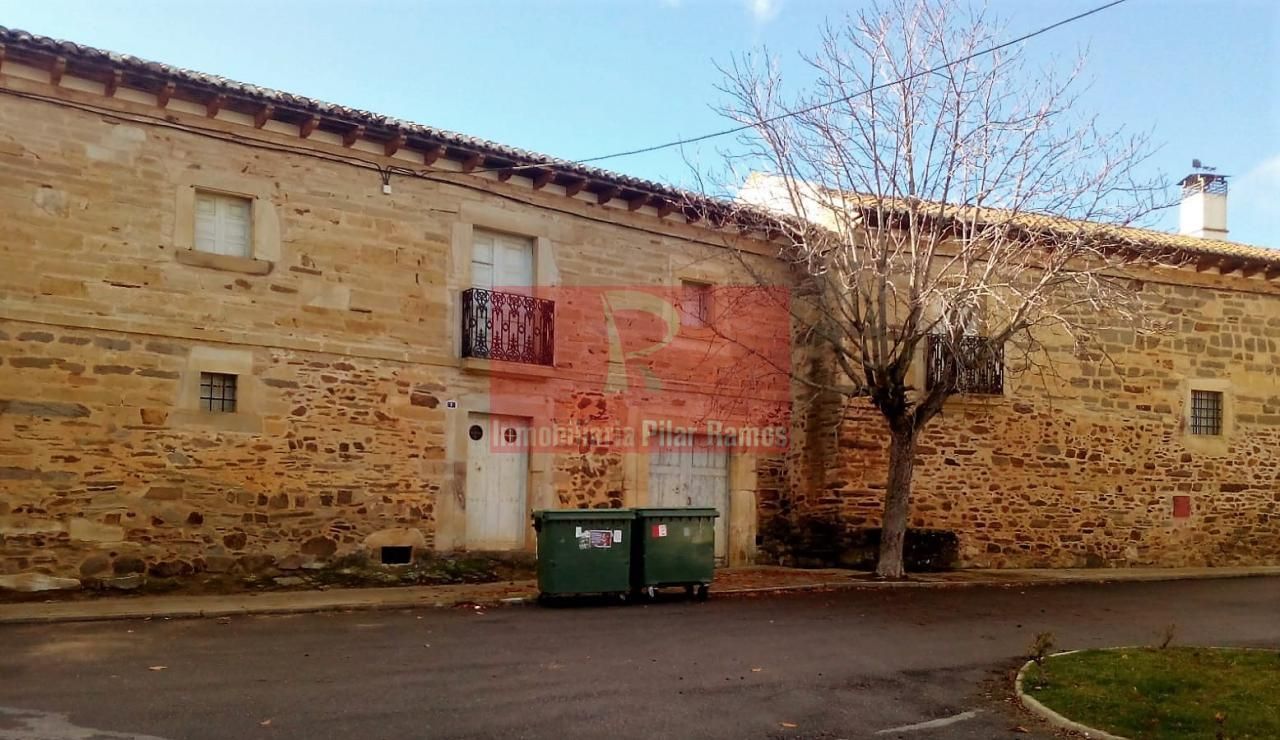 Vista exterior de Casa o xalet en venda en Santiago Millas amb Jardí privat