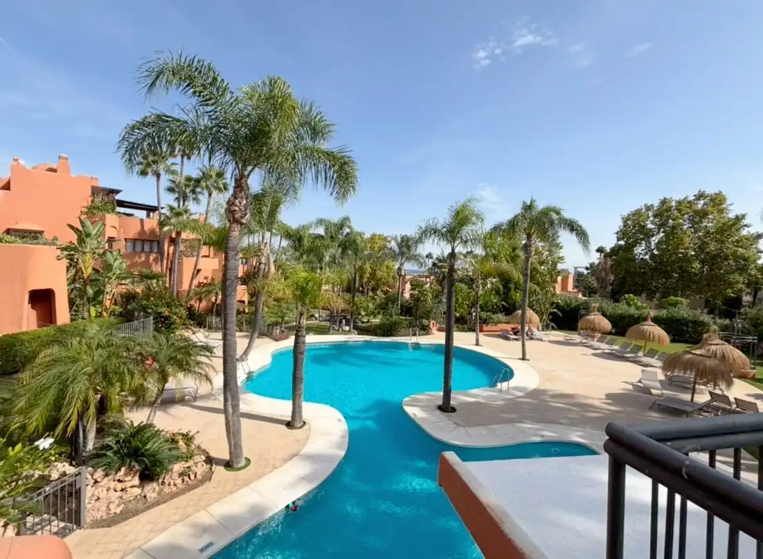 Vista exterior de Àtic de lloguer en Marbella amb Calefacció, Terrassa i Balcó