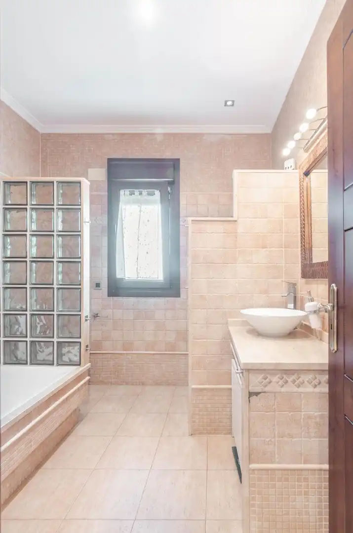 Baño de Casa o chalet en venta en Santo Adriano con Calefacción, Piscina y Alarma