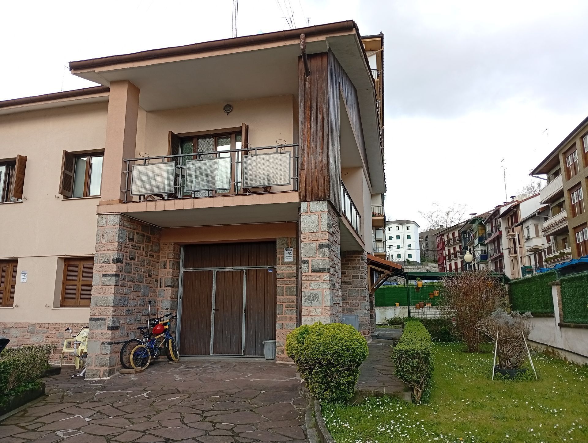 Vista exterior de Casa o xalet en venda en Irun  amb Calefacció, Jardí privat i Traster