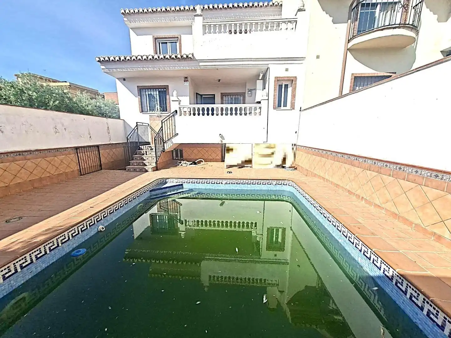 Piscina de Casa adosada en venda en Las Gabias