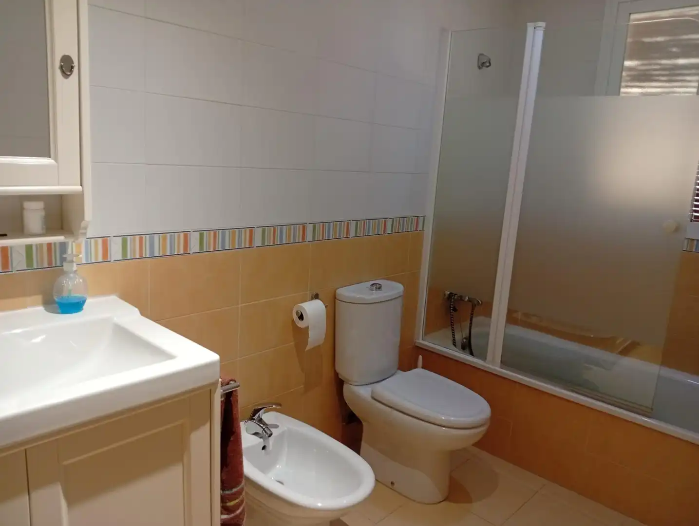 Baño de Casa adosada en venta en Alcalá de Guadaira con Aire acondicionado, Calefacción y Terraza
