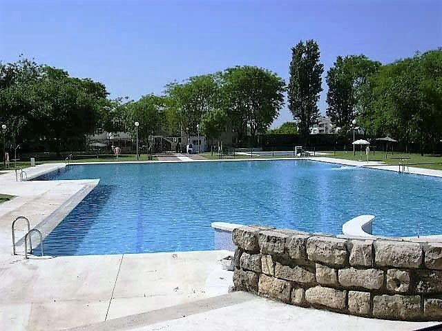 Piscina de Pis de lloguer en Mairena del Aljarafe amb Aire condicionat, Terrassa i Moblat