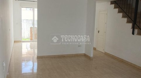 Foto 2 de Casa adosada en venta en Clara Campo Amor, Palomares del Río, Sevilla