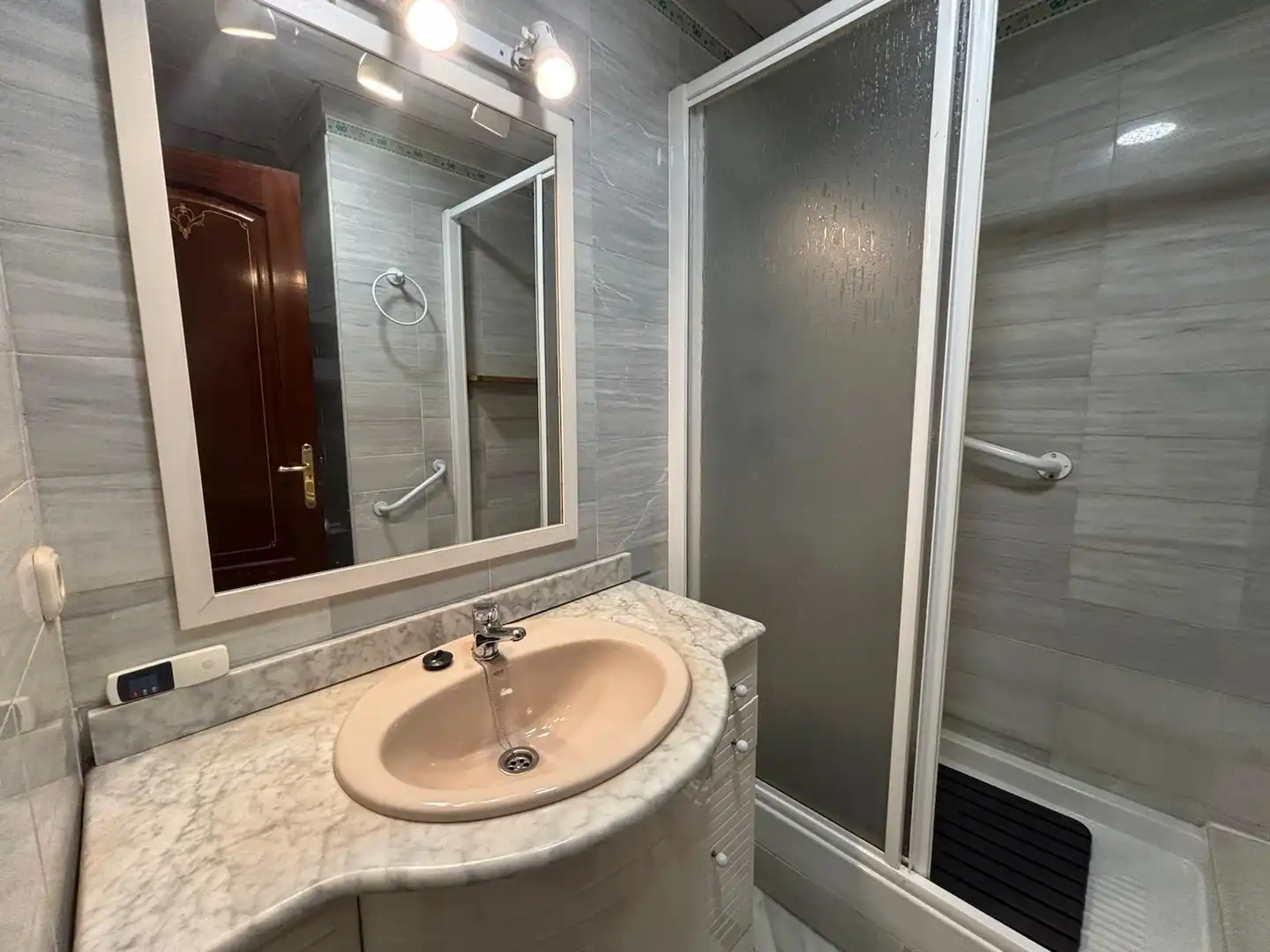 Baño de Piso de alquiler en Córdoba con Aire acondicionado