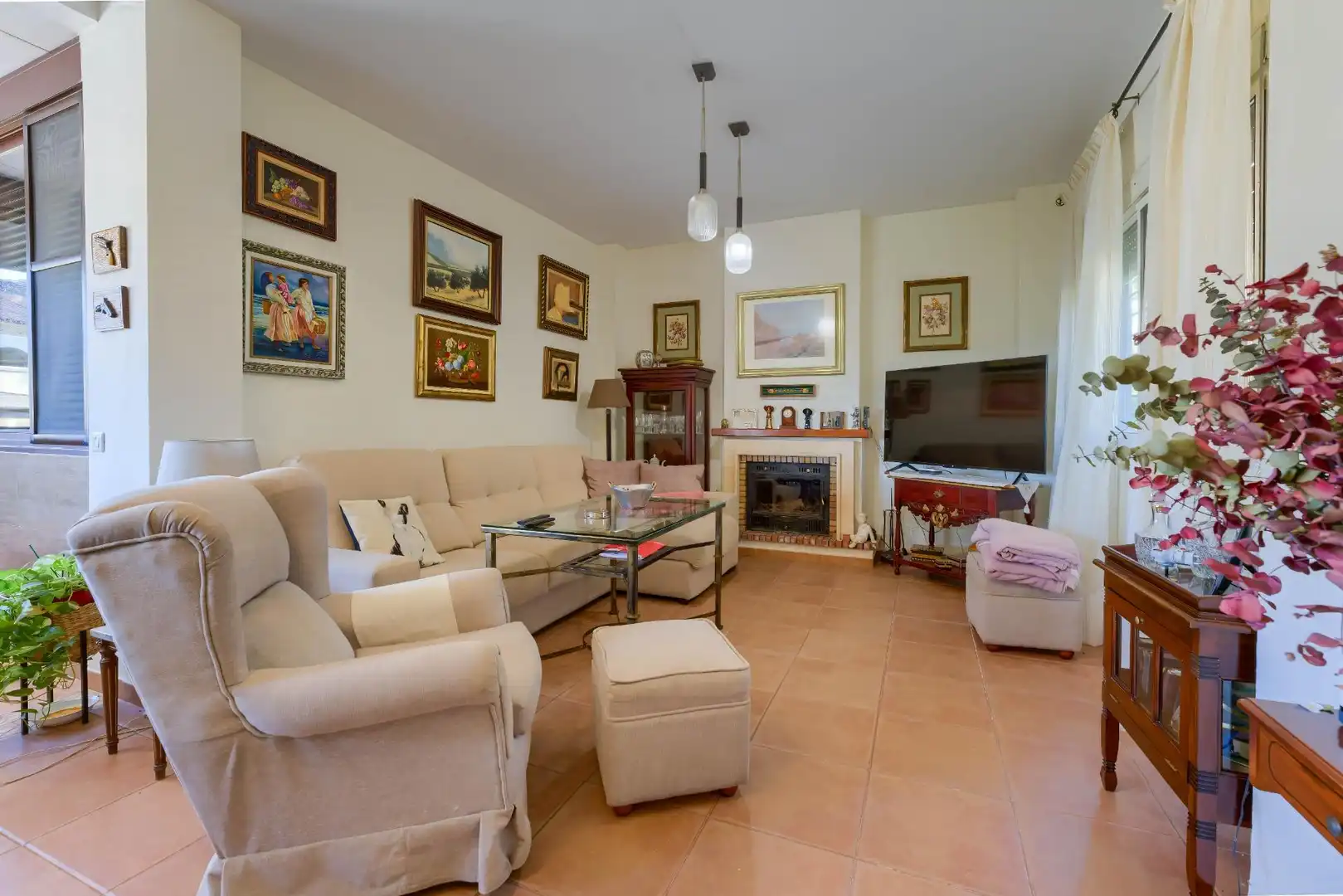 Sala d'estar de Casa o xalet en venda en Alcalá de Guadaira amb Aire condicionat, Calefacció i Jardí privat