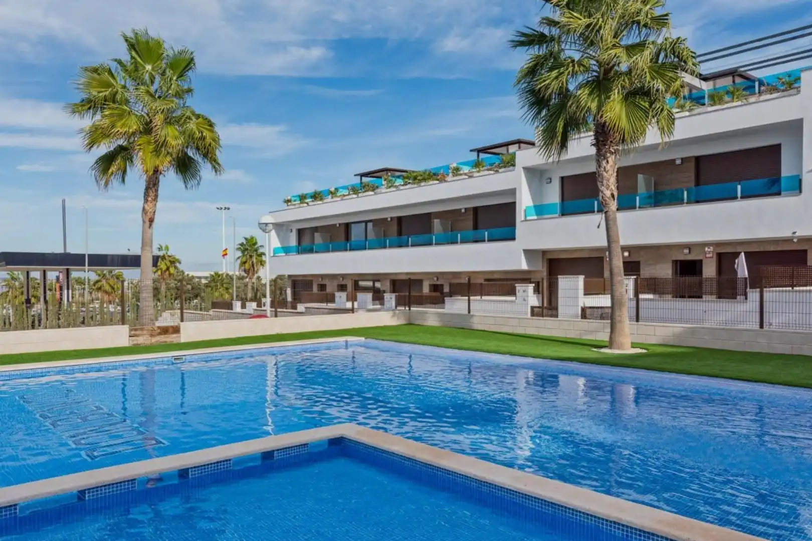 Schwimmbecken von Einfamilien-Reihenhaus zum Verkauf in Torrevieja mit Klimaanlage, Heizung und Terrasse