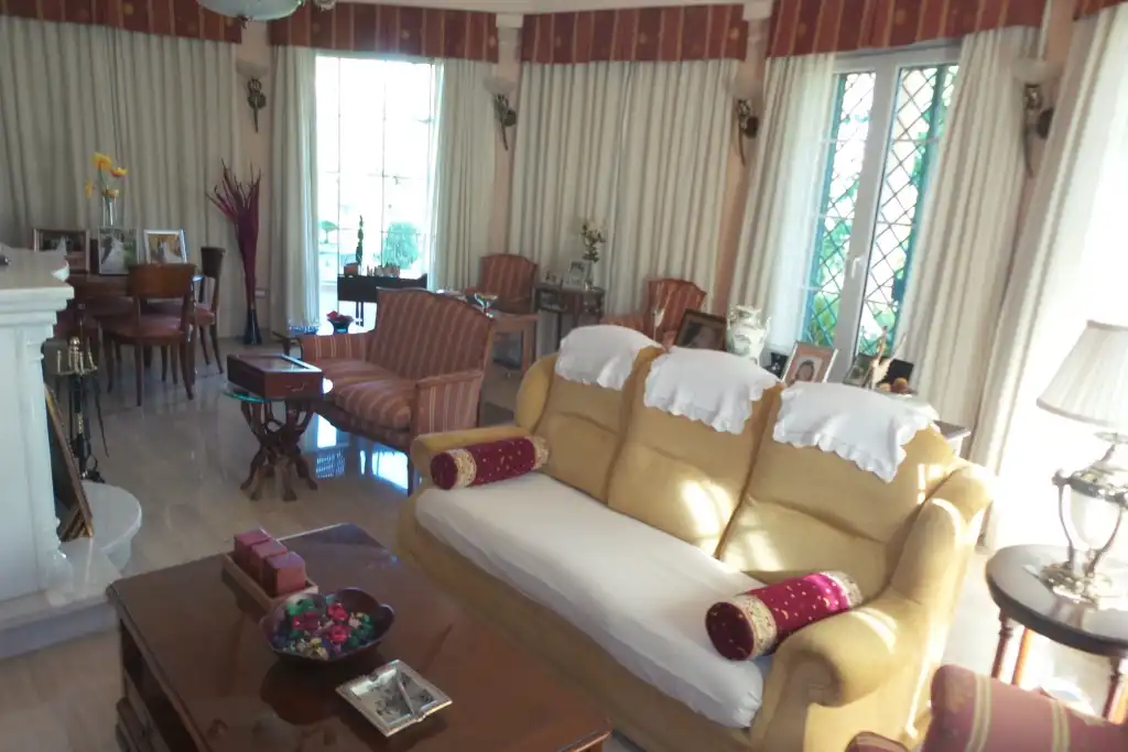 Sala d'estar de Casa o xalet en venda en Alhaurín de la Torre amb Aire condicionat, Jardí privat i Piscina