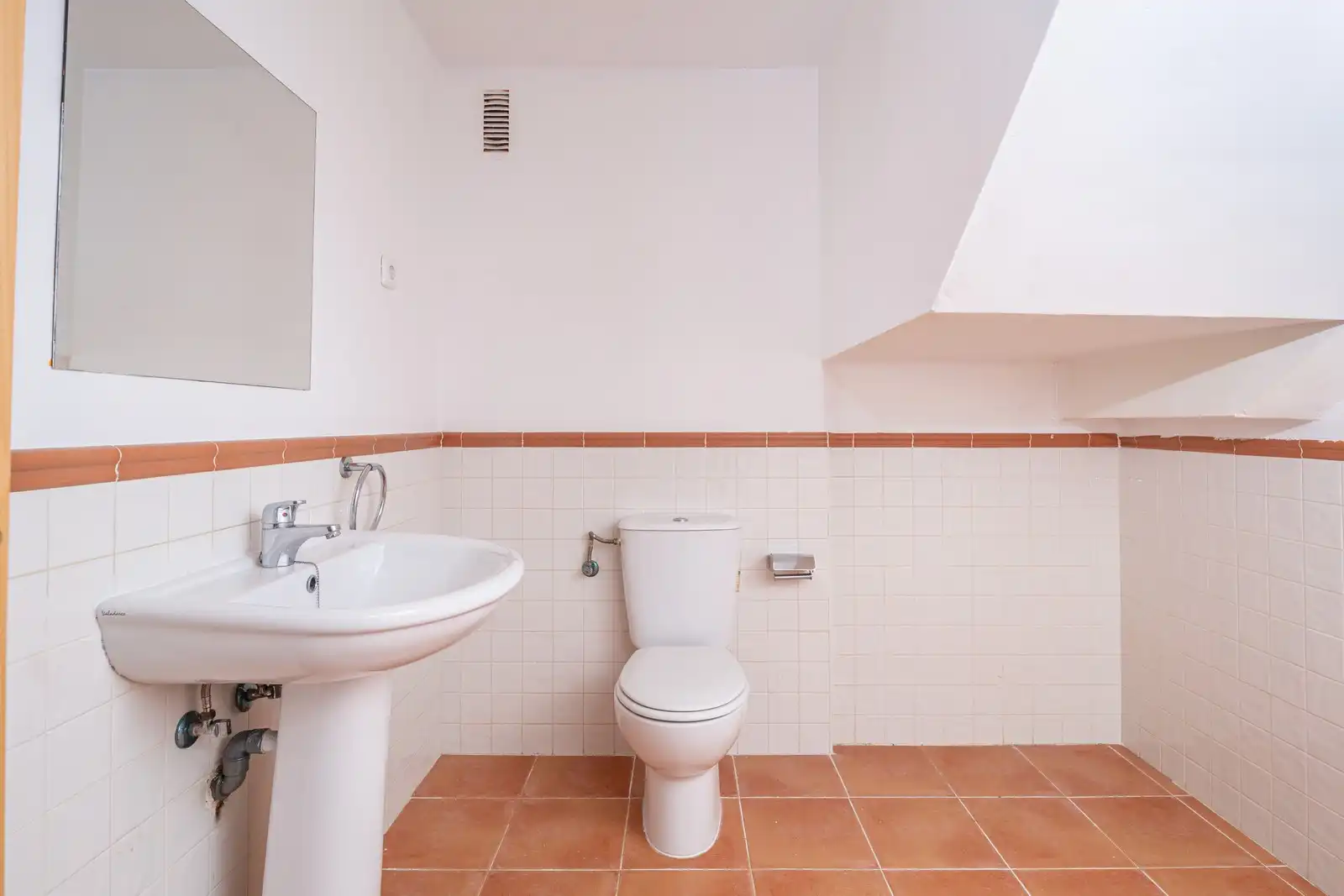 Bathroom of Flat for sale in Aranjuez  with Air Conditioner, Terrace and Storage room