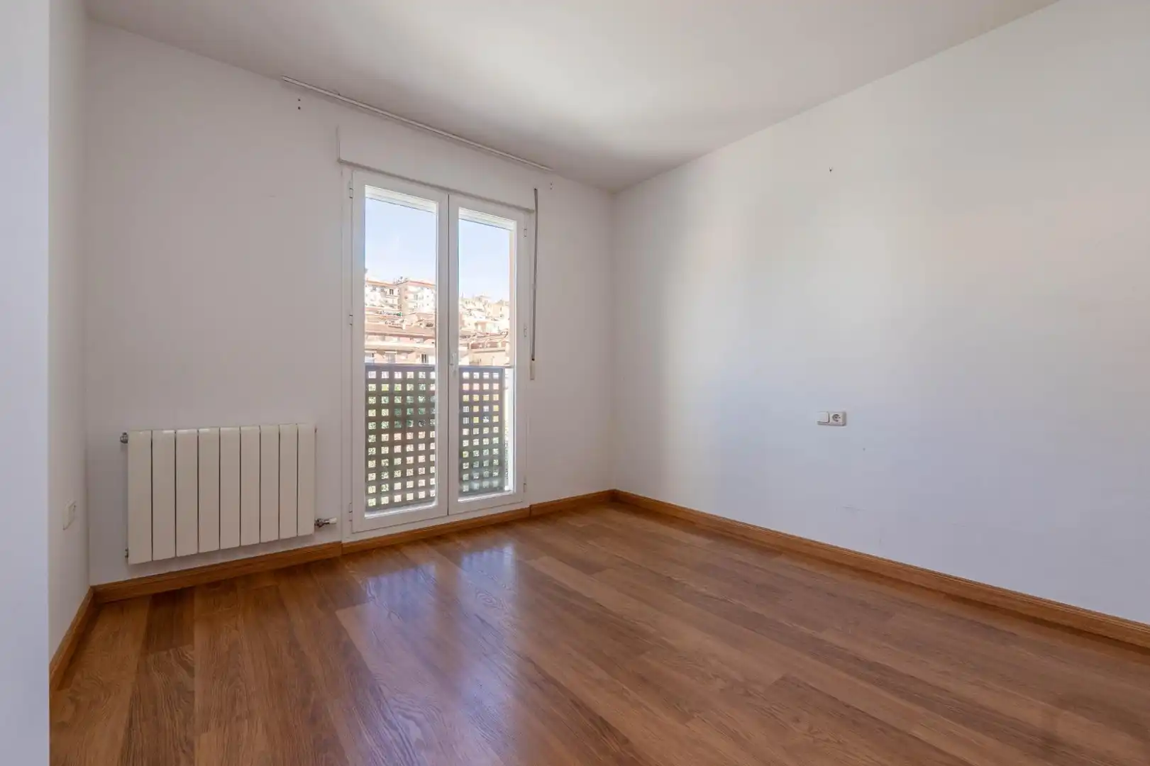Habitación de Casa adosada en venta en Cenes de la Vega con Aire acondicionado, Calefacción y Jardín privado