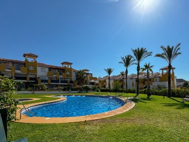 Appartement compact avec piscine à louer à Avenida Alcazaba 11-2