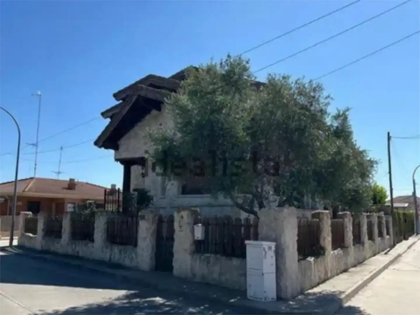 Vista exterior de Casa o xalet en venda en Martín Muñoz de la Dehesa amb Aire condicionat, Jardí privat i Parquet
