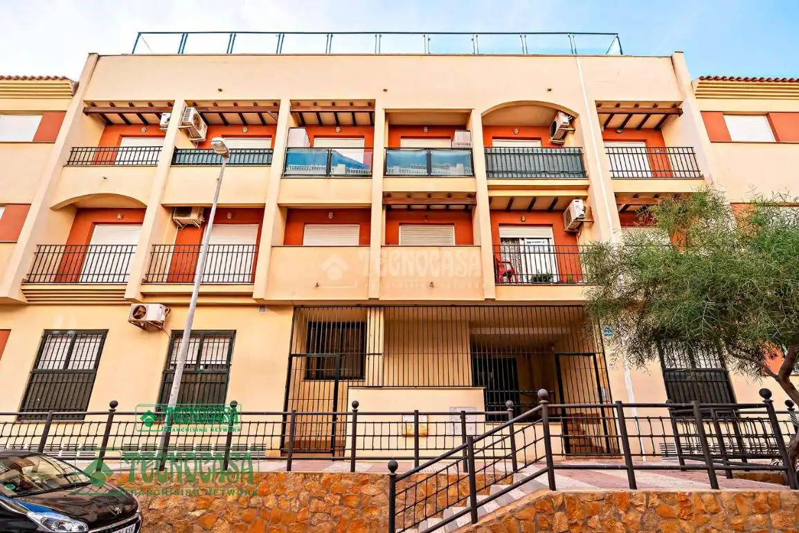 Vista exterior de Pis en venda en Roquetas de Mar amb Calefacció i Alarma