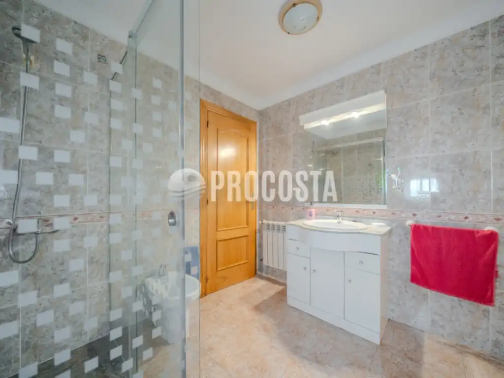 Bany de Casa o xalet en venda en Fuente Vaqueros amb Aire condicionat, Jardí privat i Terrassa