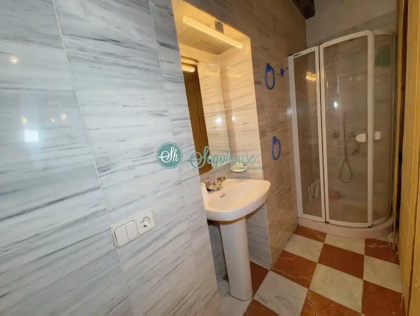 Bathroom of Flat for sale in Segovia  with Heating