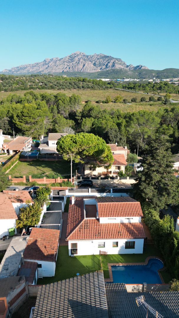 Exterior view of House or chalet for sale in Esparreguera  with Air Conditioner, Private garden and Parquet flooring