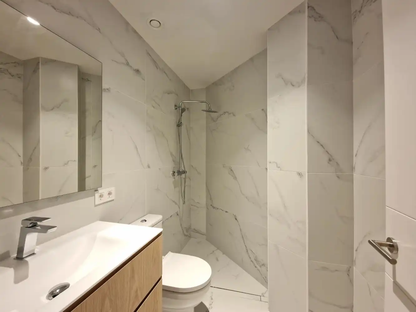 Bathroom of Attic for sale in Girona  with Air Conditioner, Heating and Terrace