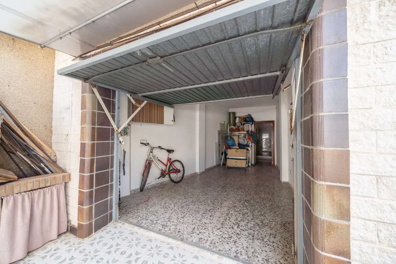 Aparcament de Casa adosada en venda en San Pedro del Pinatar amb Aire condicionat, Jardí privat i Terrassa