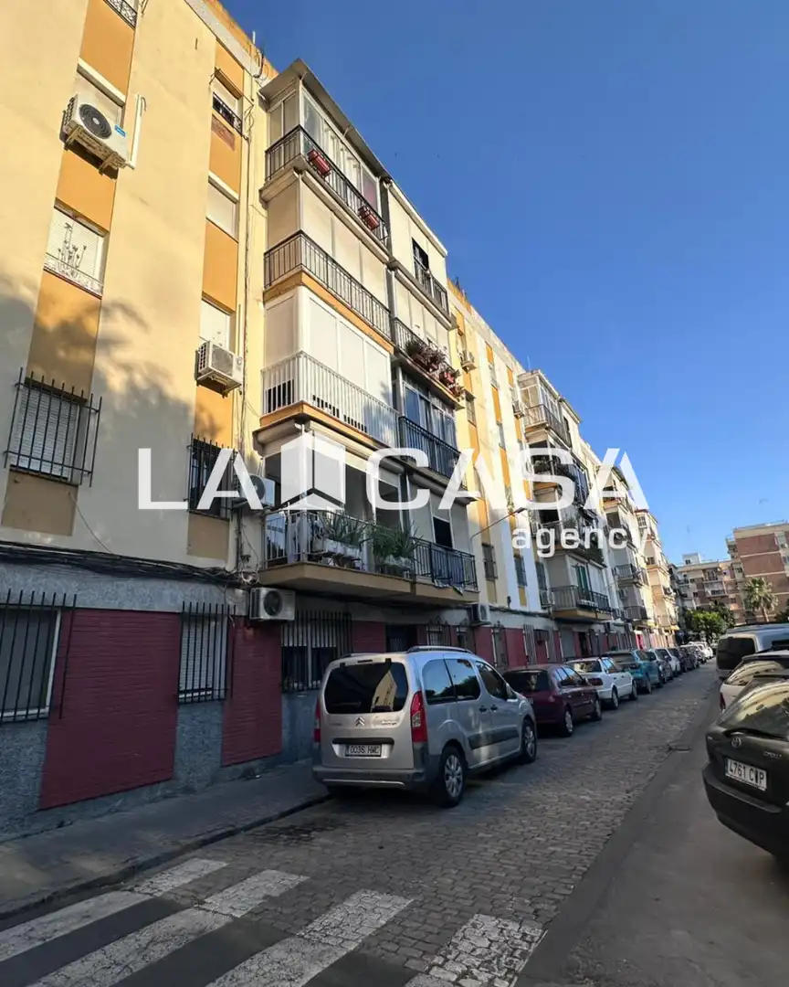 Vista exterior de Planta baja en venta en Sevilla