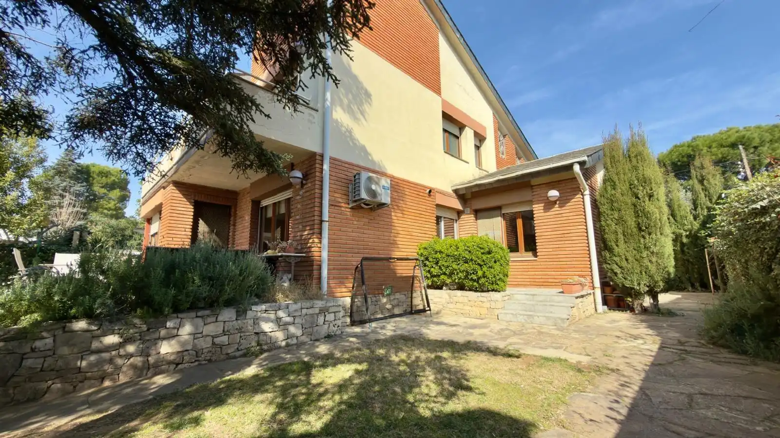 Vista exterior de Casa o xalet en venda en Igualada amb Calefacció, Jardí privat i Terrassa
