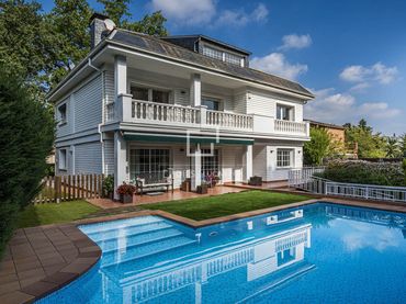 Detached house with pool for sale in L'Eixample