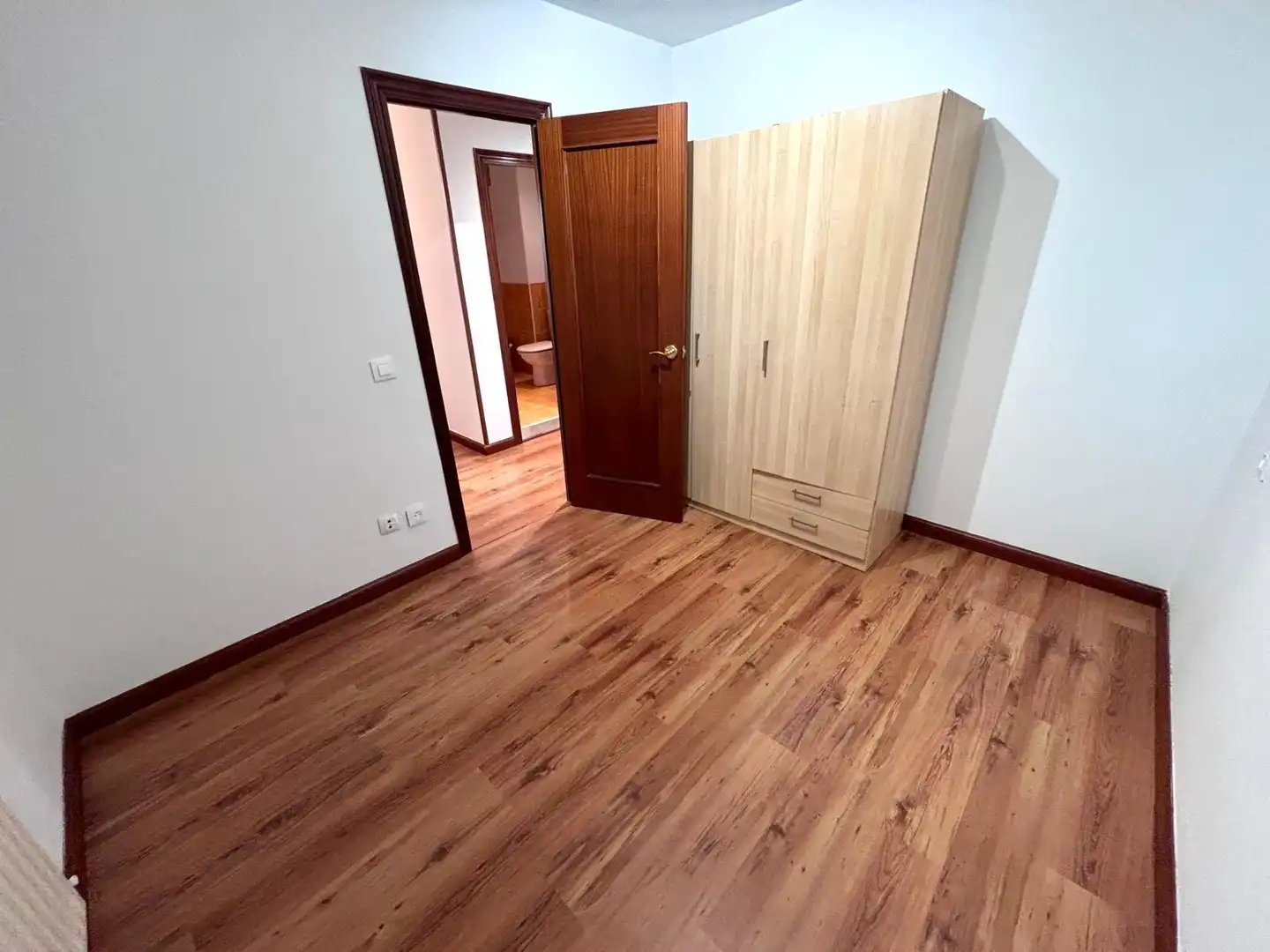 Dormitori de Pis en venda en Gijón  amb Calefacció, Parquet i Terrassa