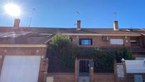 Vista exterior de Casa adosada en venda en Alcalá de Henares amb Aire condicionat, Calefacció i Jardí privat