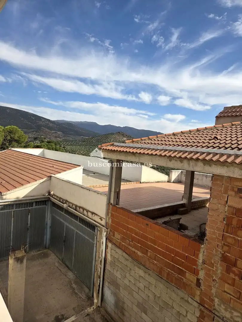 Vista exterior de Casa adosada en venda en Jaén amb Aire condicionat, Terrassa i Piscina