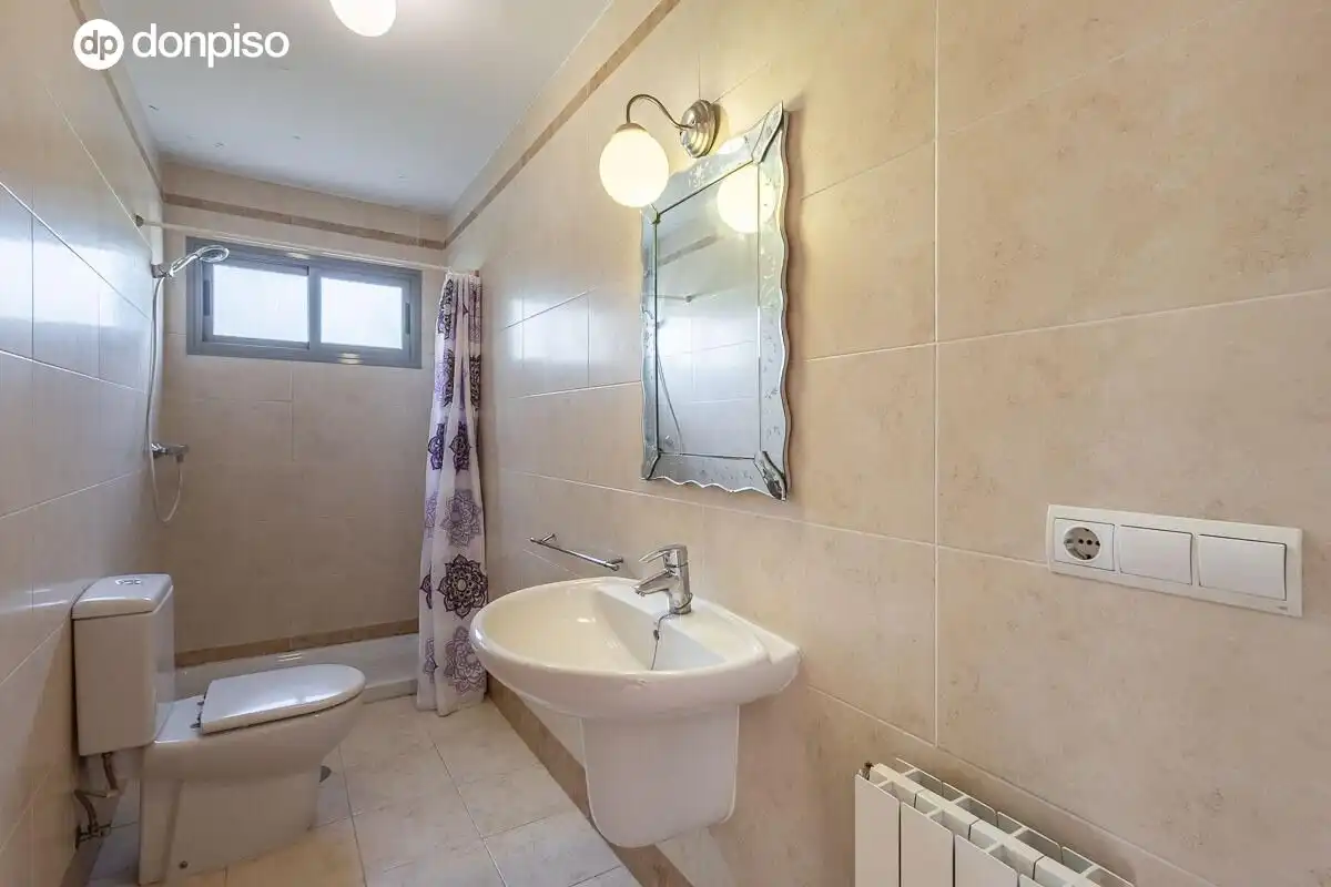 Baño de Casa adosada en venta en Jun con Calefacción, Terraza y Trastero