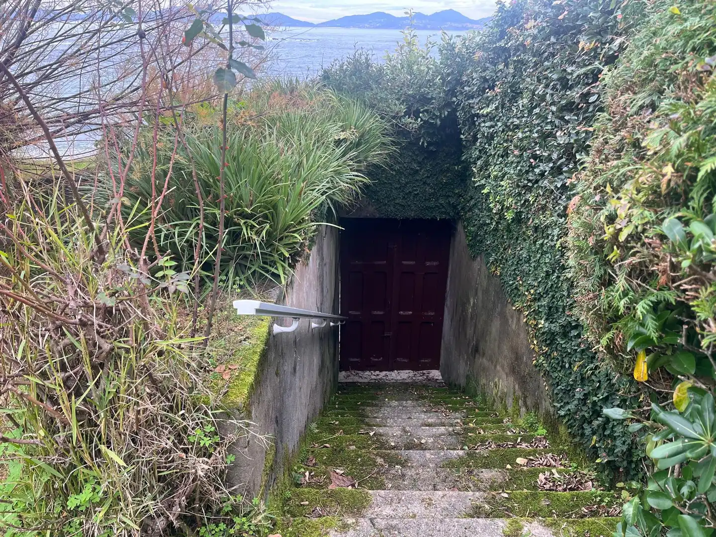 Vista exterior de Casa o xalet en venda en Vigo  amb Jardí privat, Terrassa i Traster