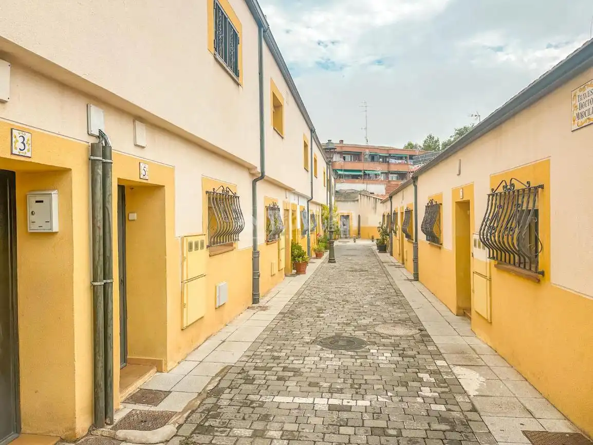 Vista exterior de Casa adosada en venda en Parla amb Calefacció