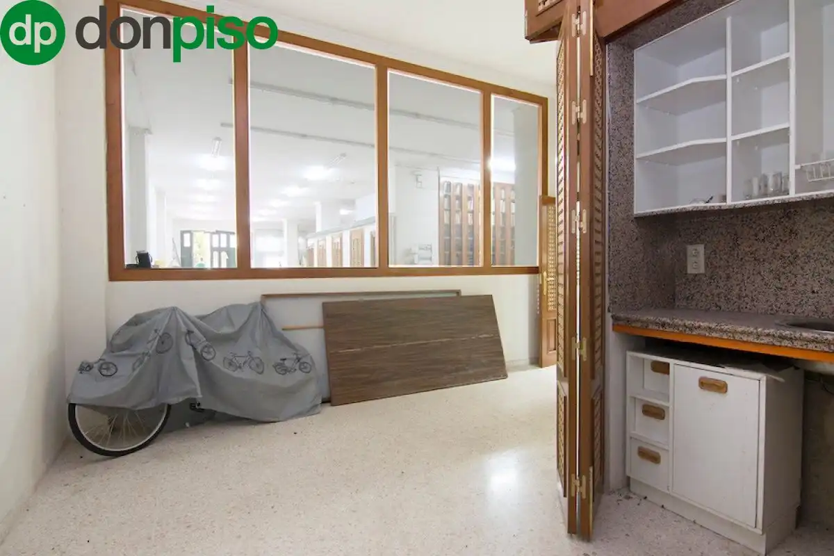 Local en venta en Granada con Amueblado