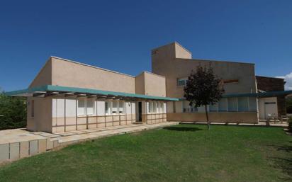 Vista exterior de Casa o xalet en venda en Torrecaballeros amb Calefacció, Jardí privat i Terrassa