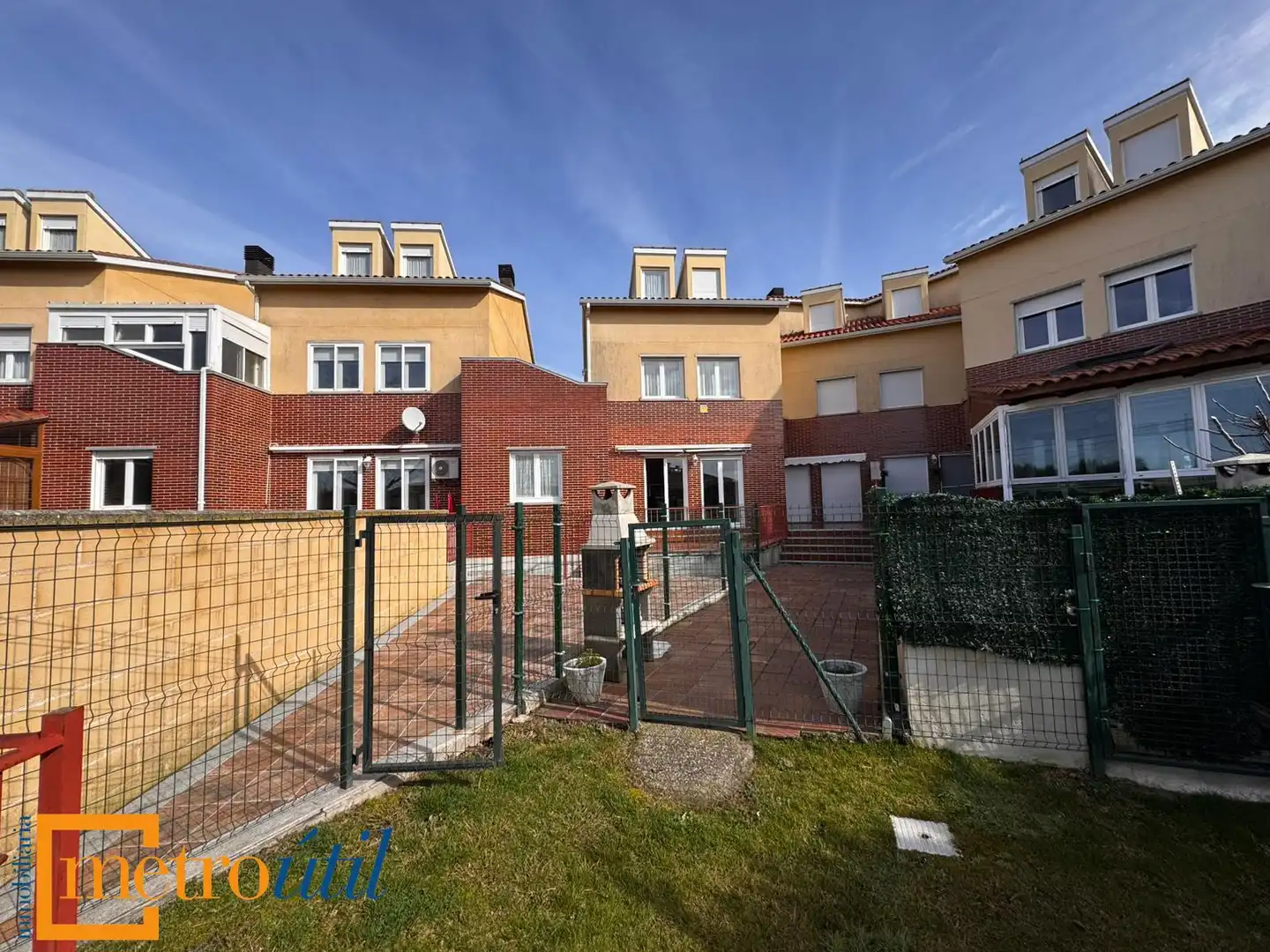 Vista exterior de Casa o xalet en venda en Mozárbez amb Calefacció, Jardí privat i Parquet