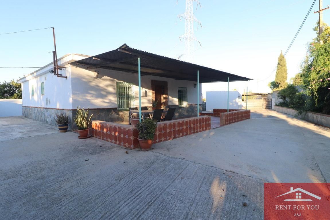 Vista exterior de Casa o xalet de lloguer en Alhaurín de la Torre amb Aire condicionat, Jardí privat i Moblat