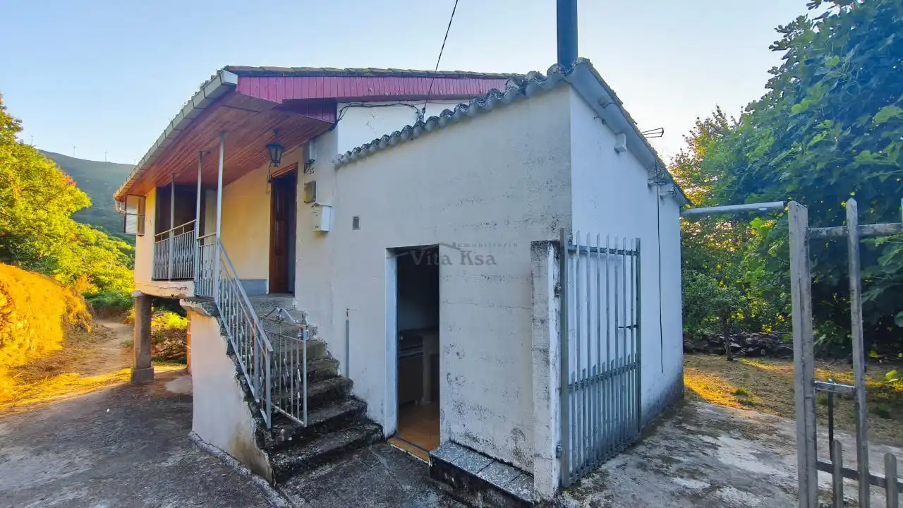 Vista exterior de Finca rústica en venda en Nogueira de Ramuín amb Jardí privat i Traster