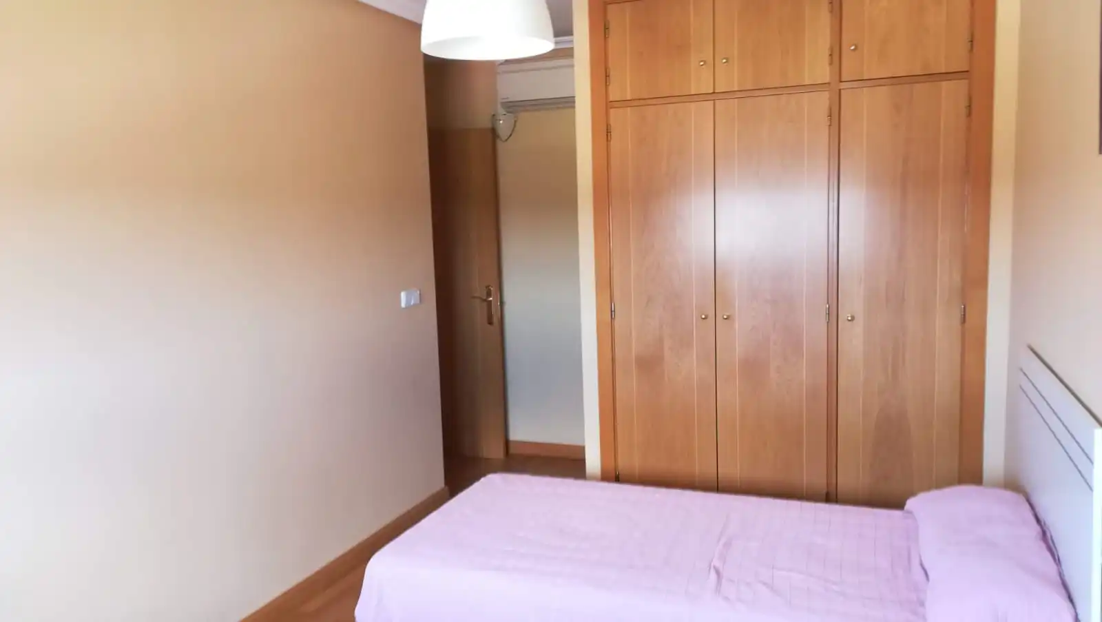 Bedroom of Flat for rent in Cuenca  with Air Conditioner, Heating and Parquet flooring